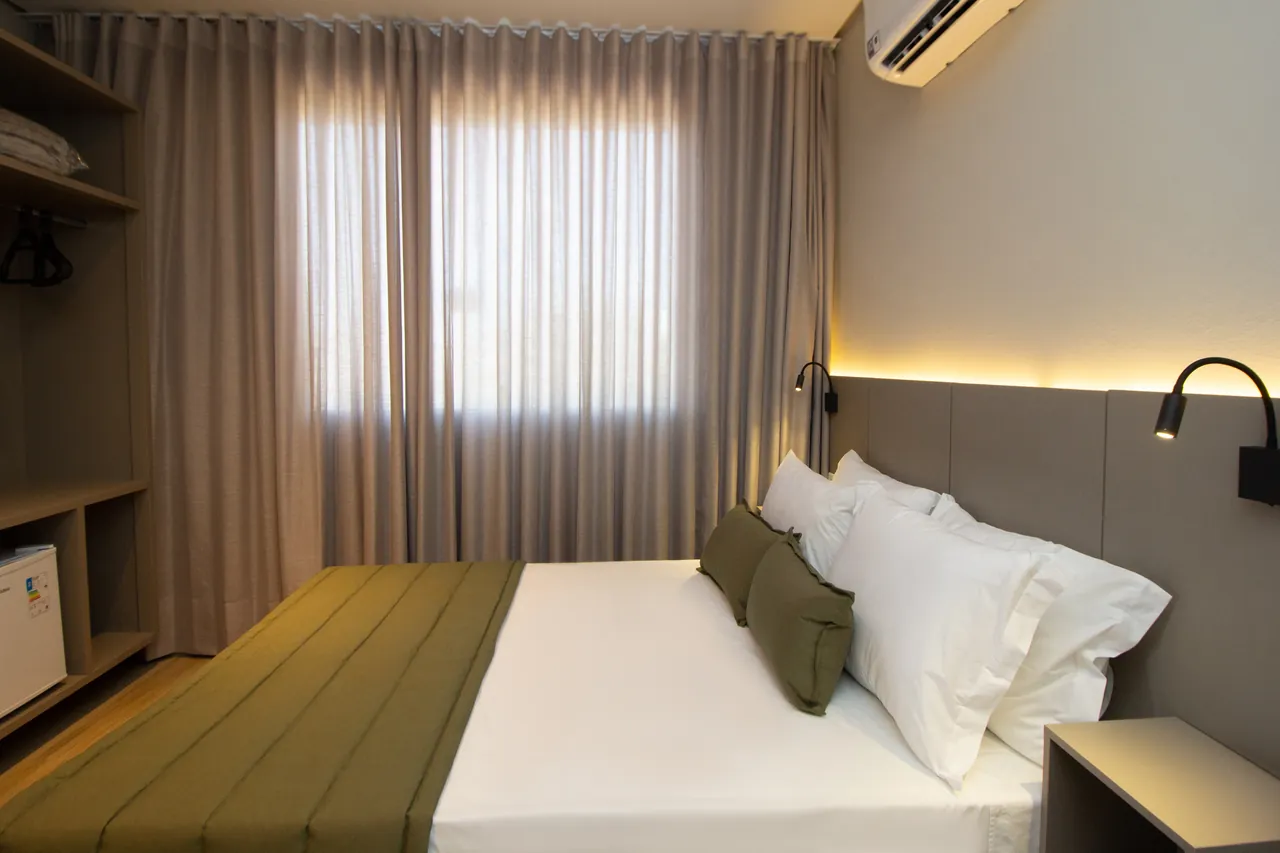 Bed in the Accessible Suite at Bellville Pousada, next to the window