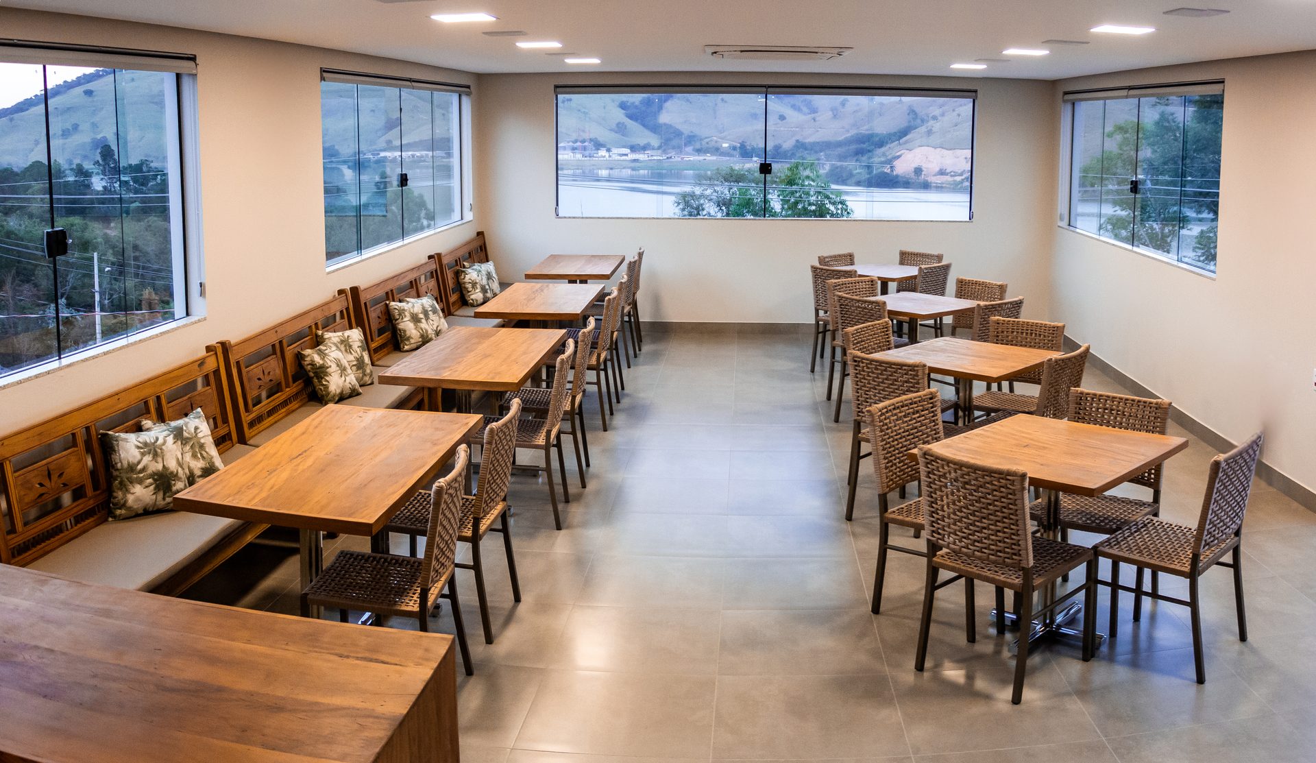 Breakfast room at Bellville Pousada, overlooking Lake Furnas