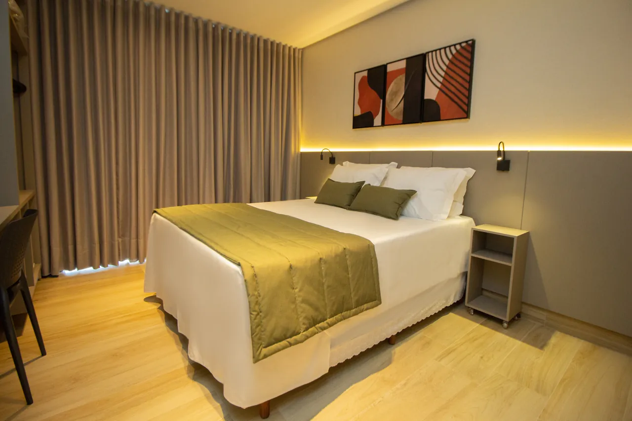 Queen bed in the Deluxe Suite at Bellville Pousada