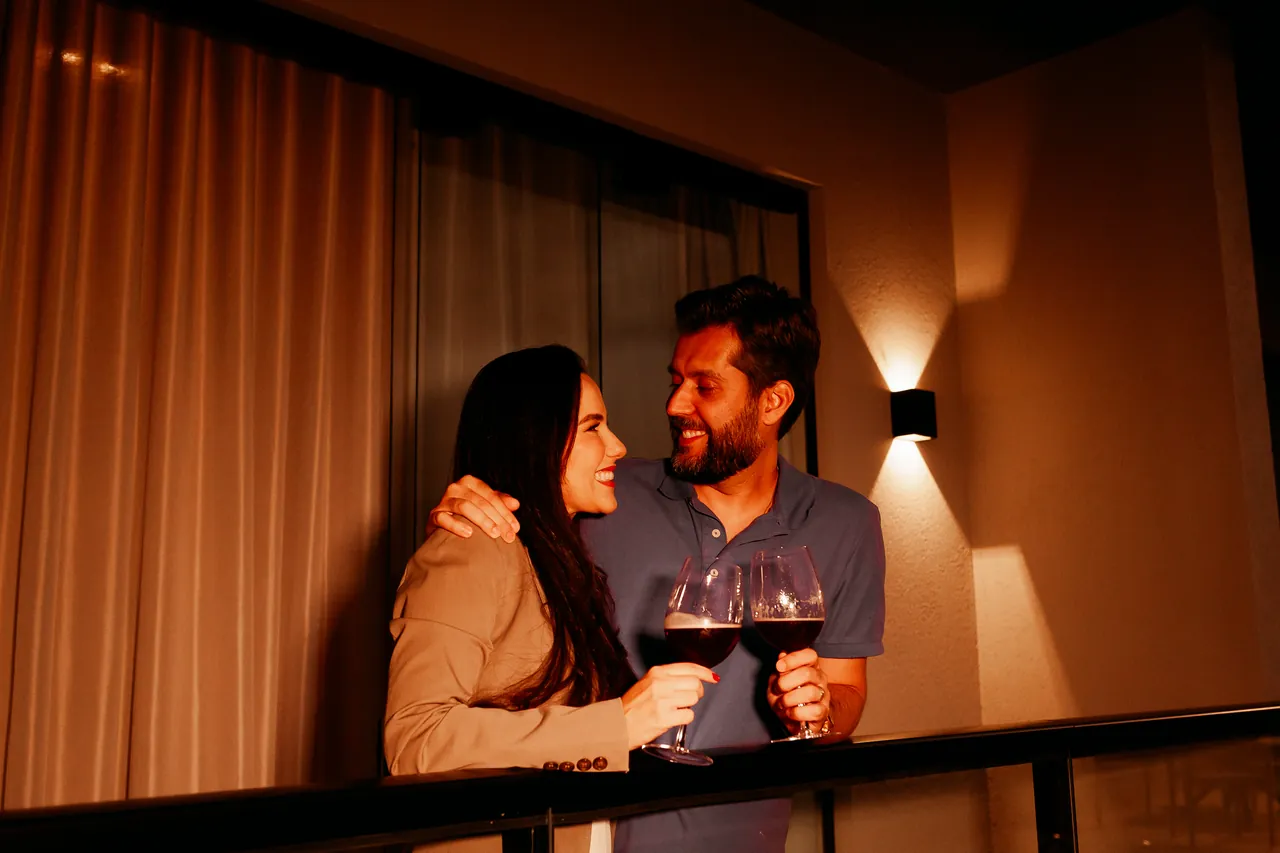 Couple on the balcony of the Deluxe Suite at Bellville Pousada, at night