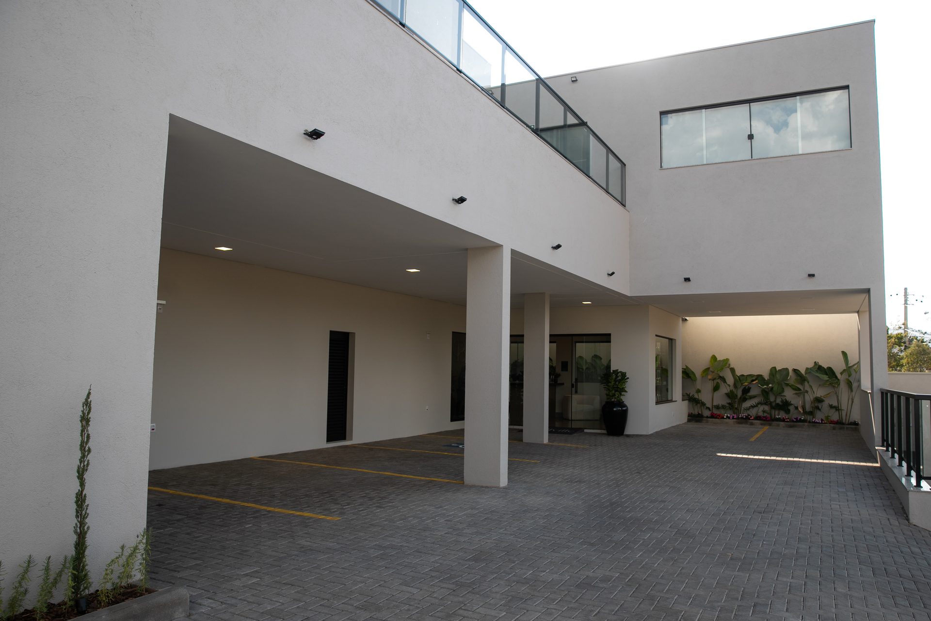 Covered parking at Bellville Pousada, by the entrance