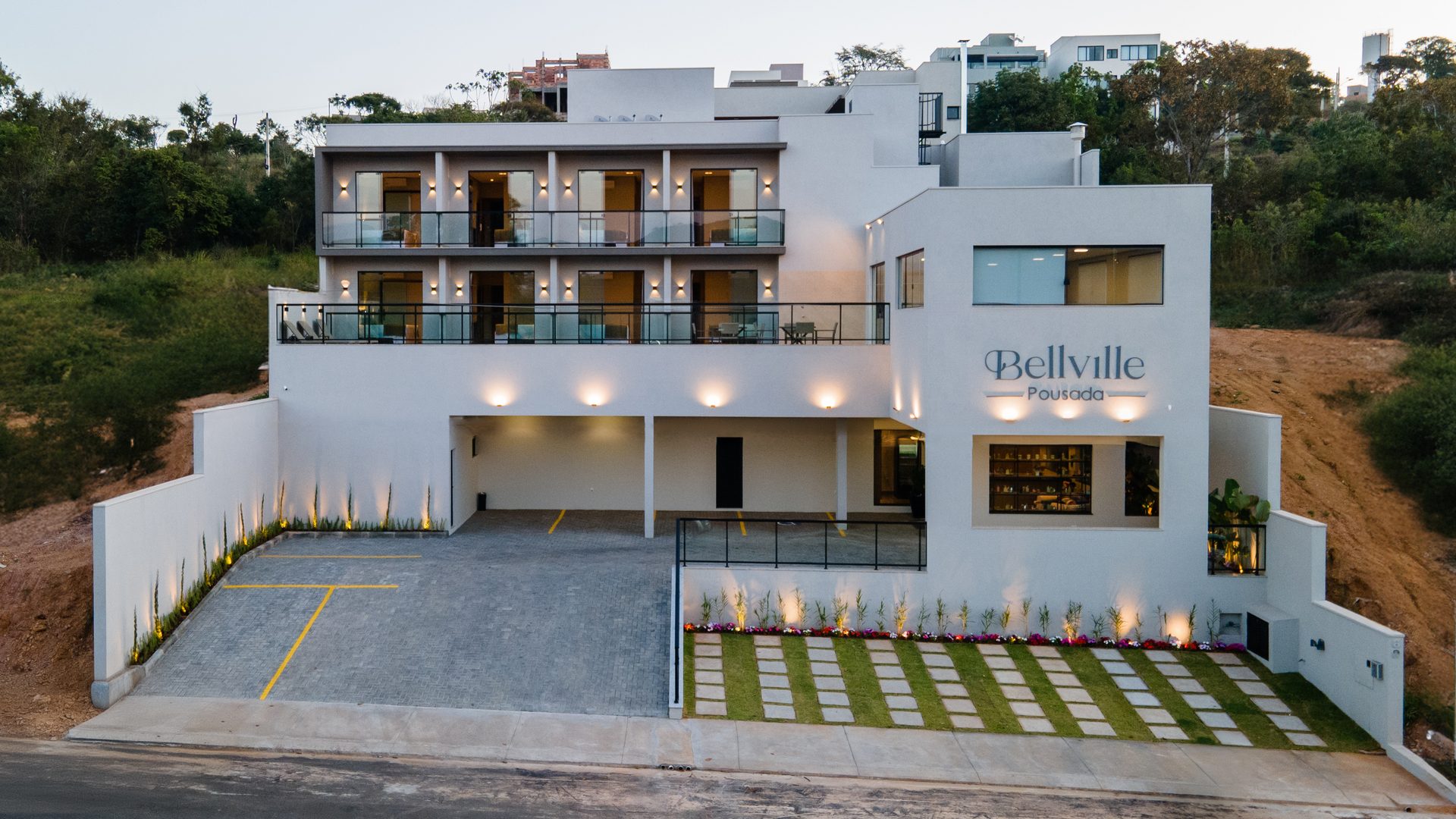 Facade of Bellville Pousada, in the Belvedere neighborhood of Capitólio, MG, at dusk