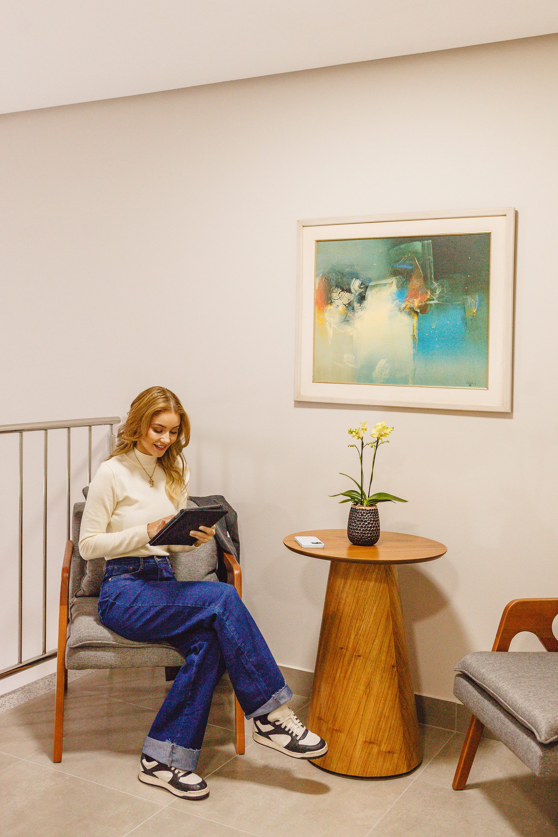 Guest reading in the lounge area at Bellville Pousada
