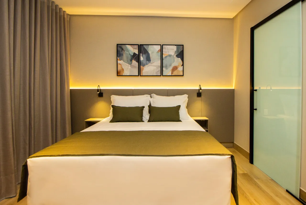 Queen bed in the Master Suite at Bellville Pousada