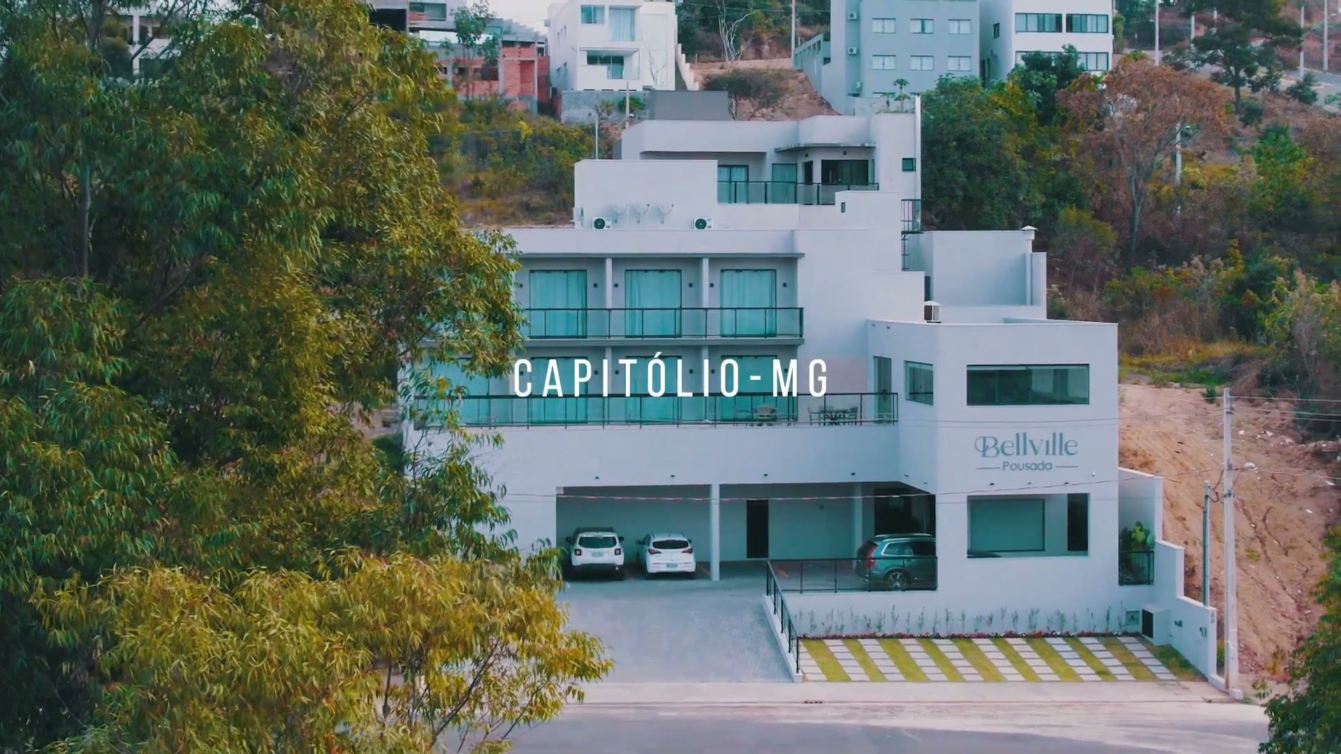 Aerial view of Bellville Pousada in Capitólio, MG, the opening shot of the video about the inn’s story