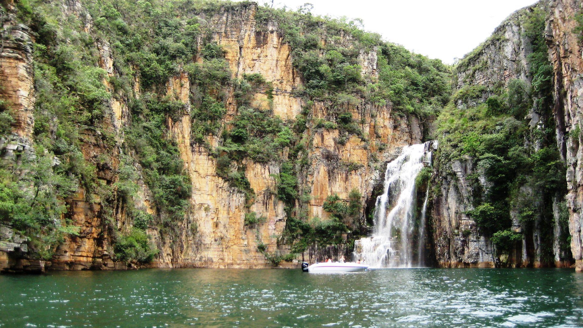 Cascada cayendo dentro del cañón, en el Lago de Furnas en Capitólio