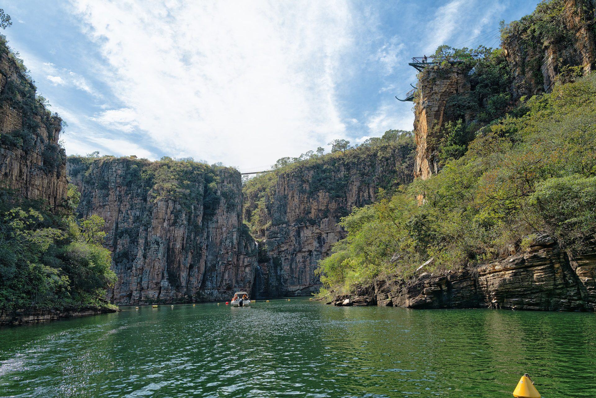 Cañones de Capitólio vistos desde el Lago de Furnas, con paredones de roca y cielo abierto