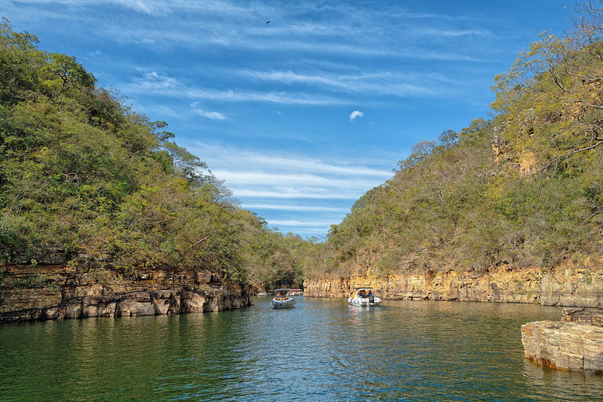 Lanchas navegando entre los paredones de los cañones de Furnas, en Capitólio